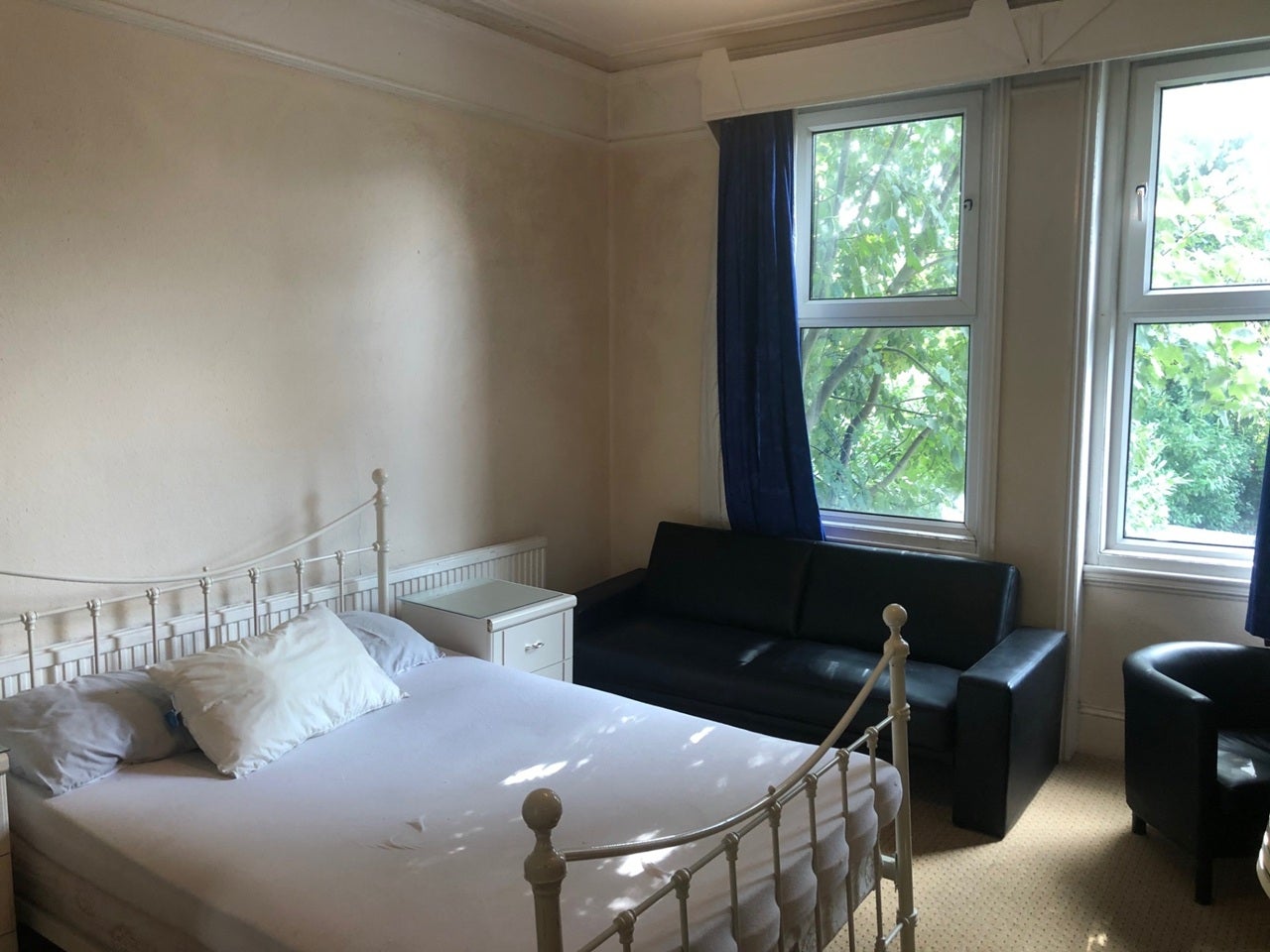 Flat Walm Lane in Greater London