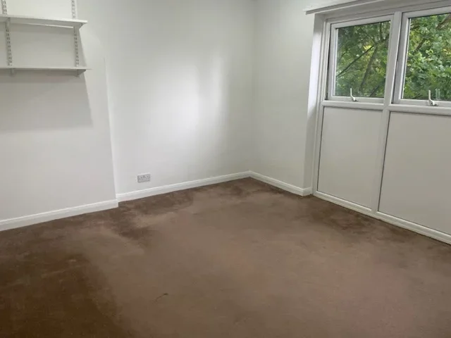 Flat Walm Lane in Greater London