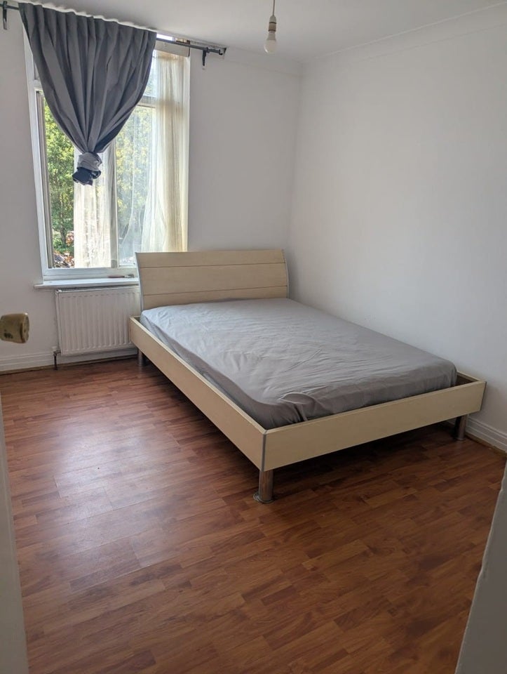 Flat Greenford Road in Greater London