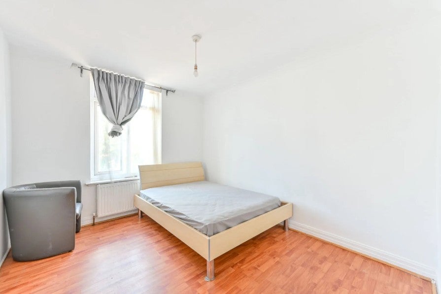 Flat Greenford Road in Greater London