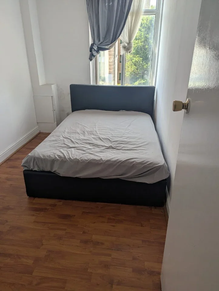 Flat Greenford Road in Greater London
