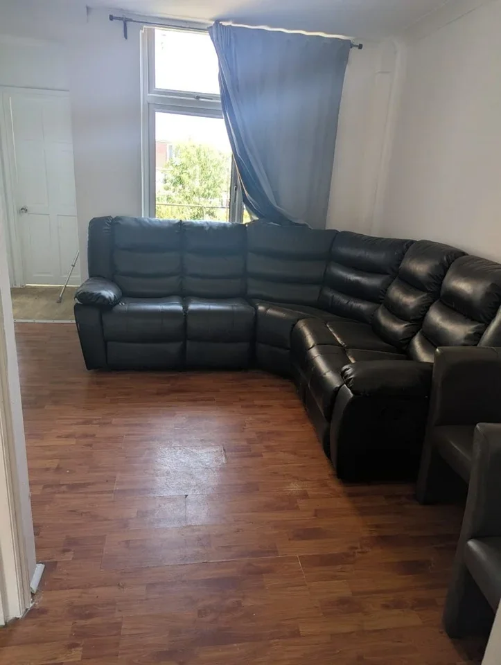 Flat Greenford Road in Greater London