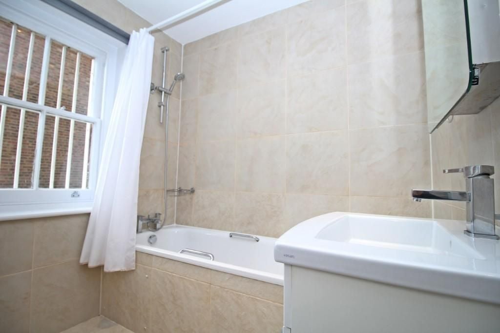 Flat Finchley Road in Greater London