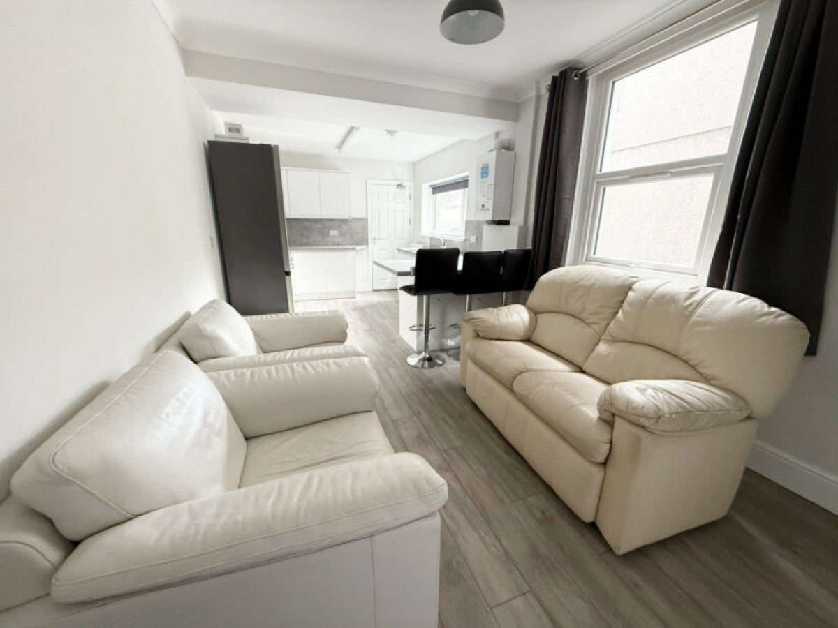 Flat Ysgol Street in Swansea