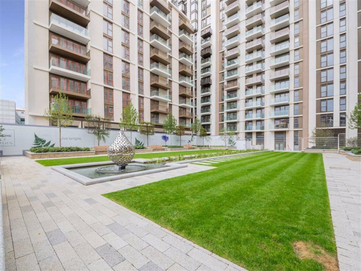 Flat Fountain Park Way in Greater London