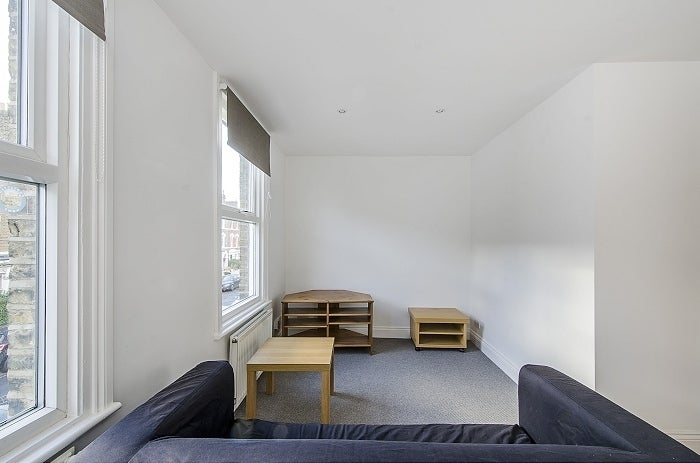 Flat Ferndale Road in Greater London