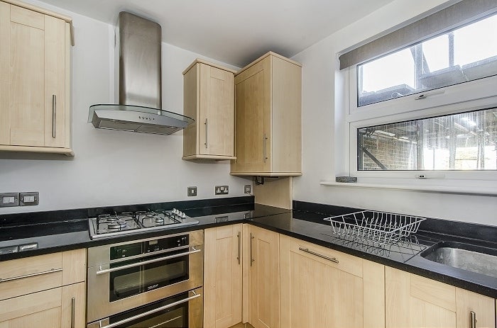 Flat Ferndale Road in Greater London