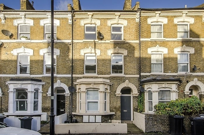 Flat Ferndale Road in Greater London