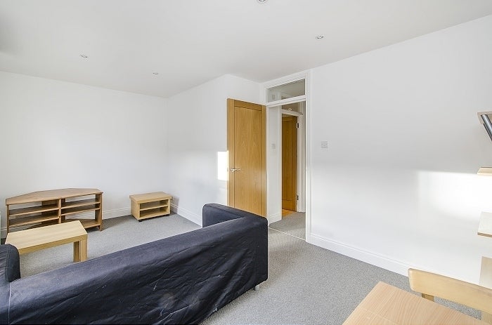Flat Ferndale Road in Greater London