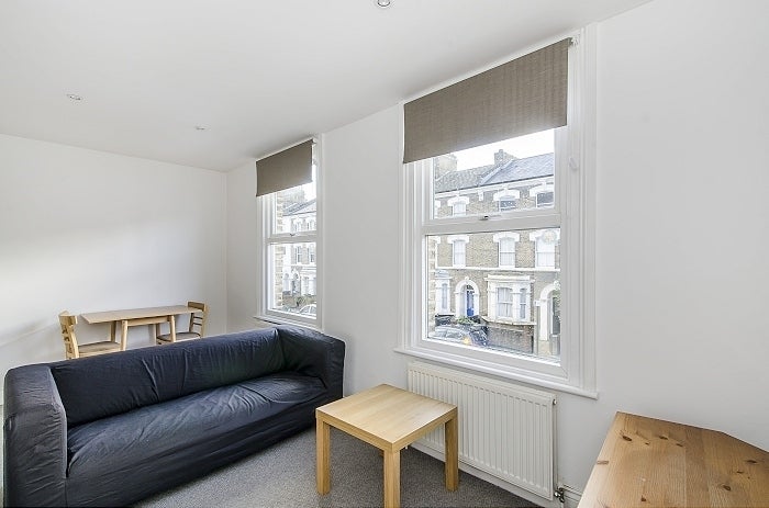 Flat Ferndale Road in Greater London
