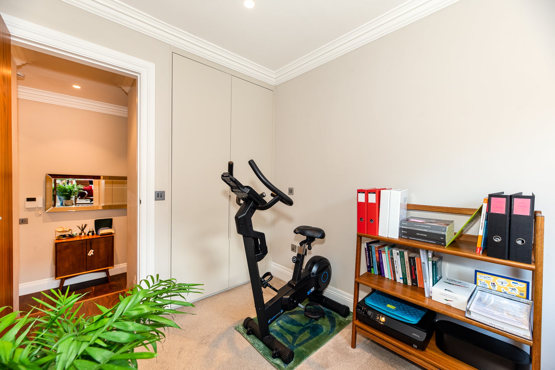 Flat Egerton Gardens in Greater London