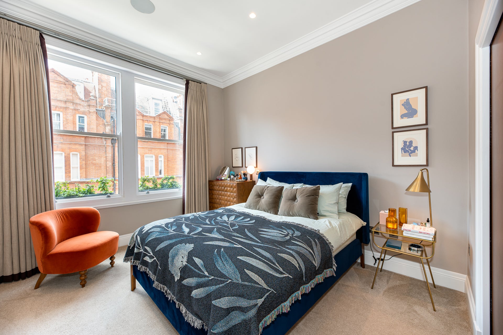 Flat Egerton Gardens in Greater London