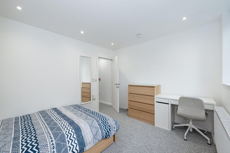 Room Falcon Grove in Greater London