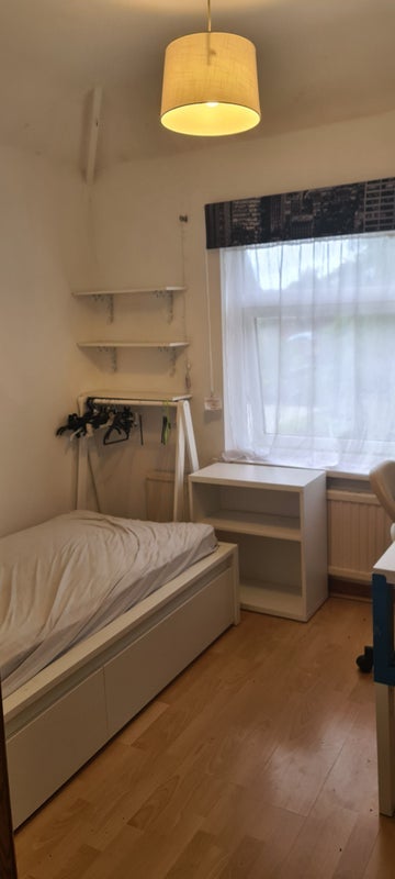 Room Elmdale Road in Bristol