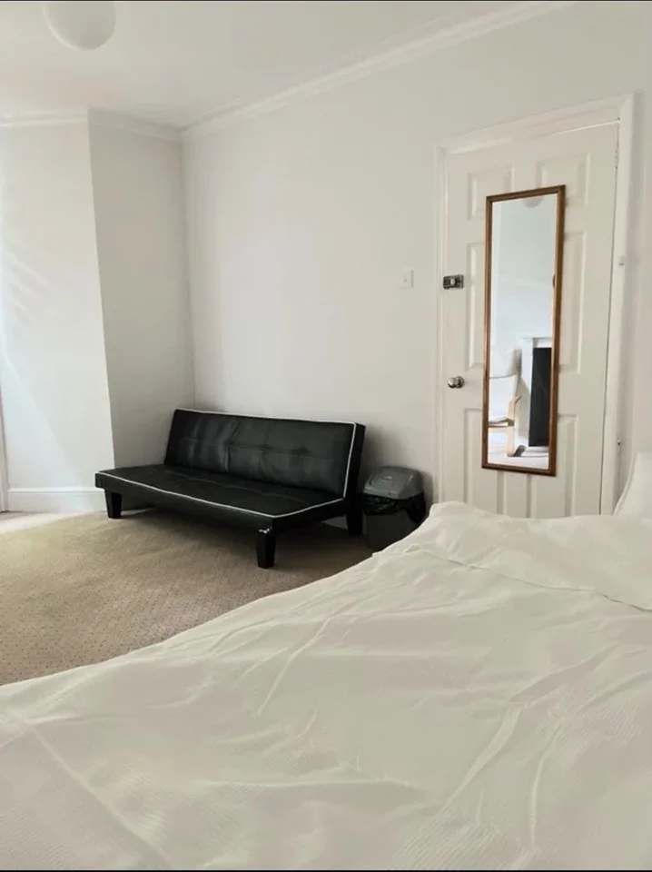 Flat Grove Park Terrace in Greater London