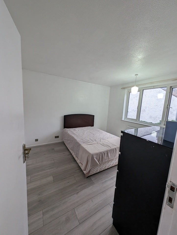 Flat Fenman Court in Greater London
