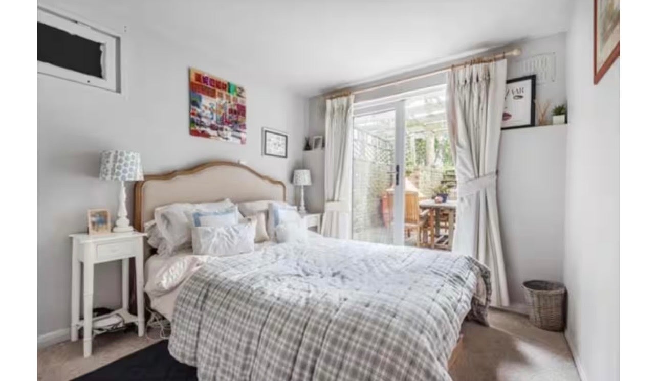 Flat Gauden Road in Greater London