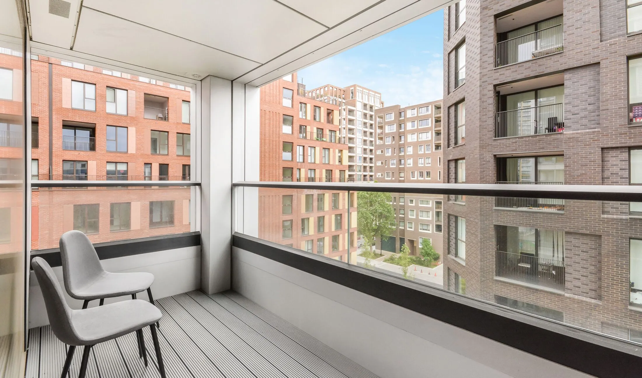 Flat Sayer Street in Greater London