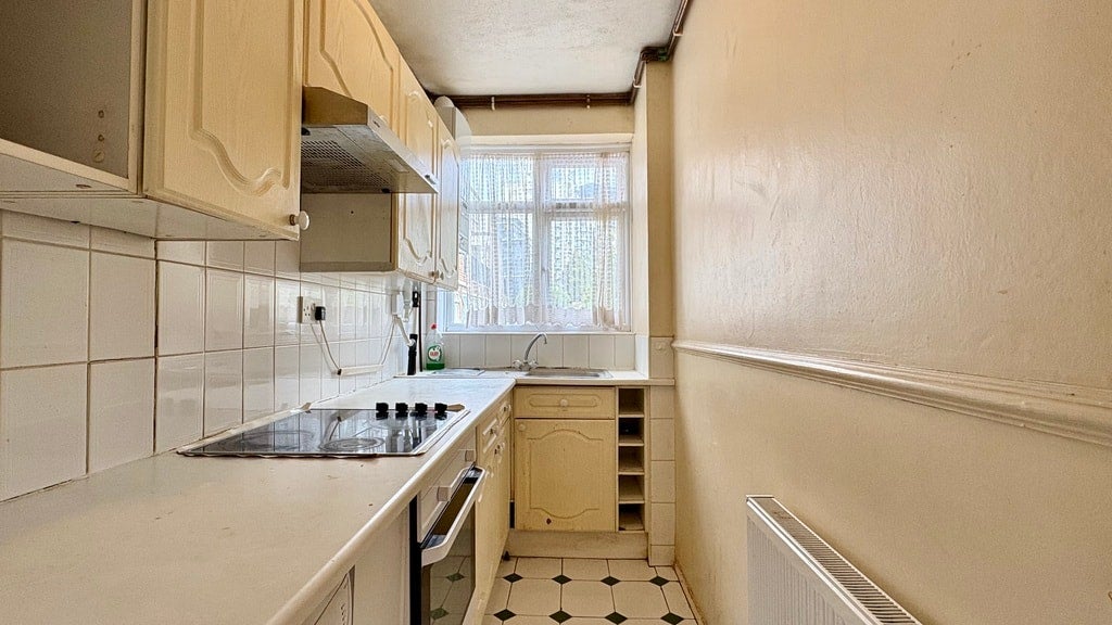 Flat Galbraith Street in Greater London