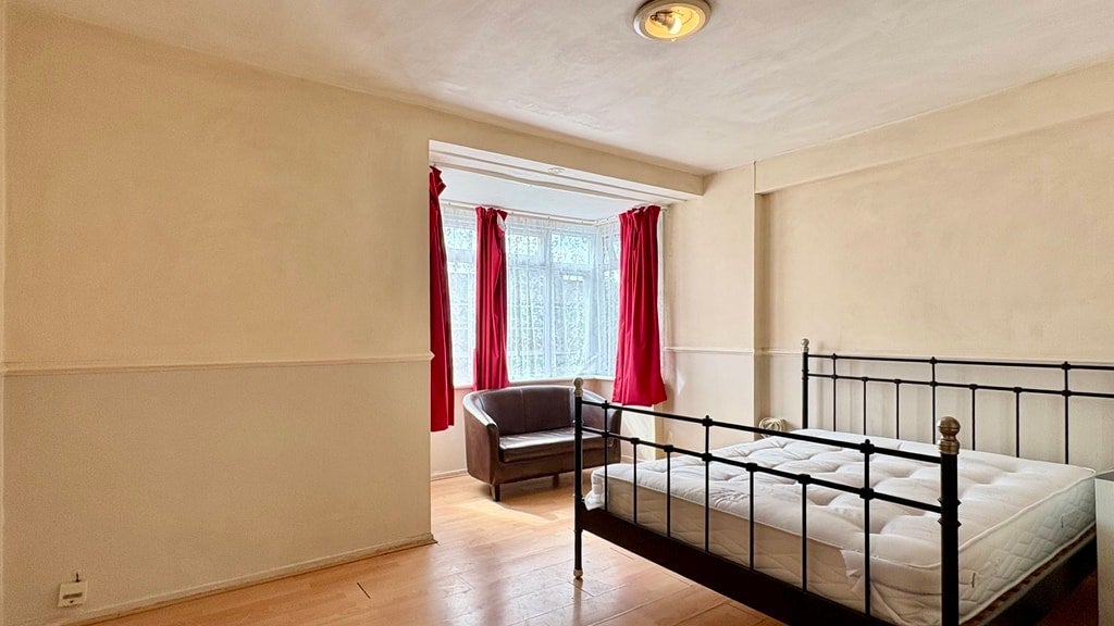 Flat Galbraith Street in Greater London