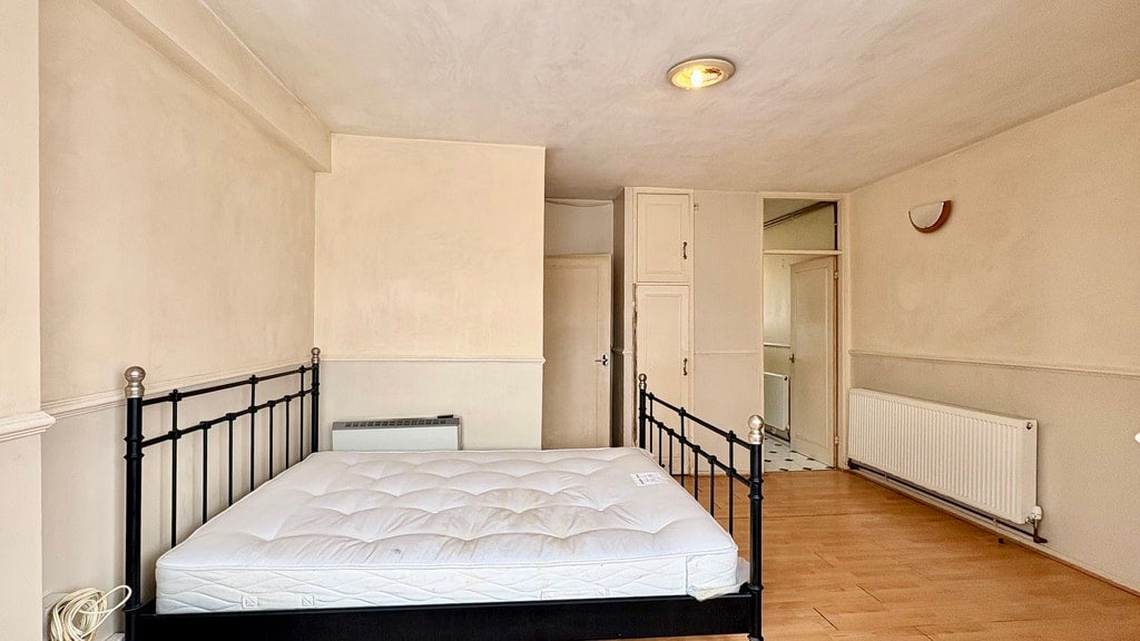 Flat Galbraith Street in Greater London