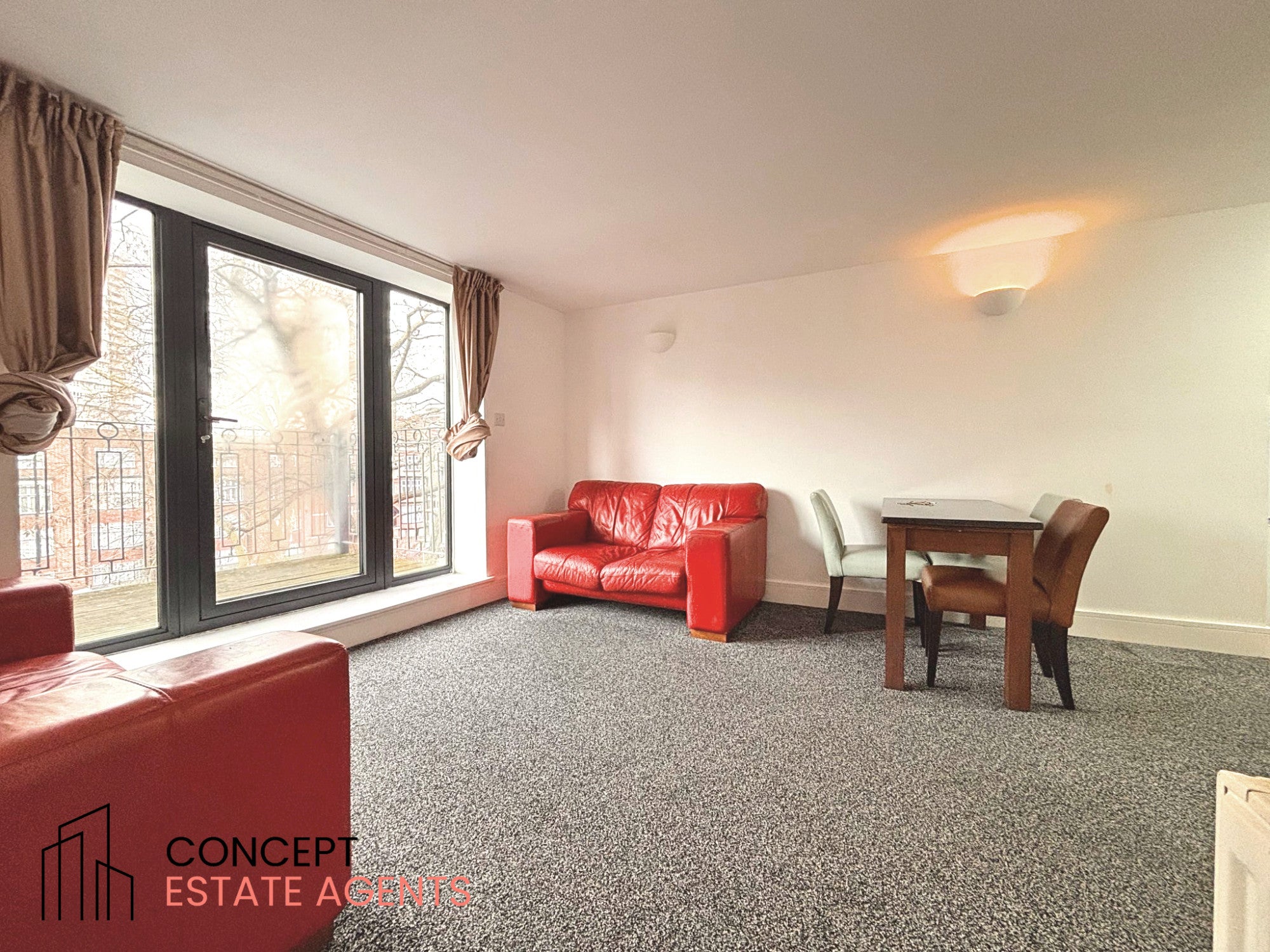 Flat Paradise Road in Greater London