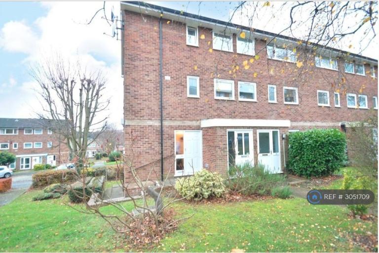Flat Denham Close in Maidenhead