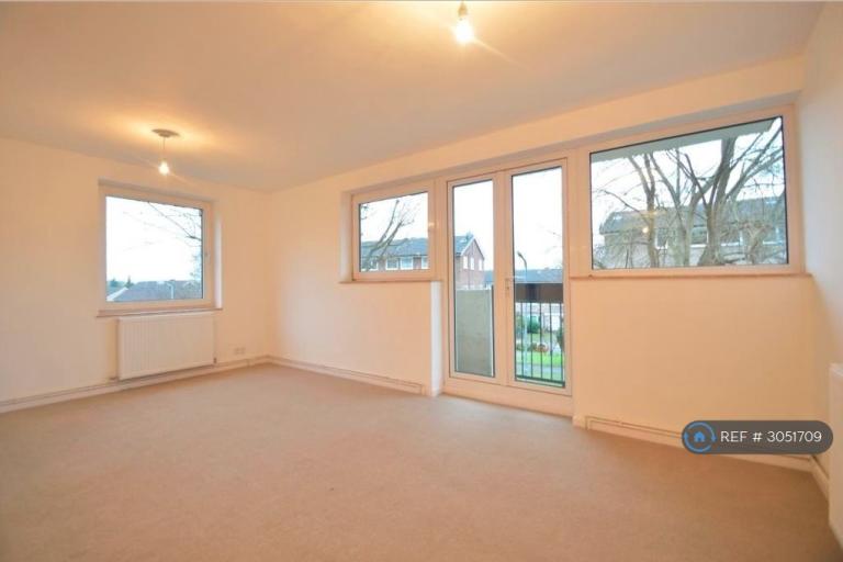 Flat Denham Close in Maidenhead