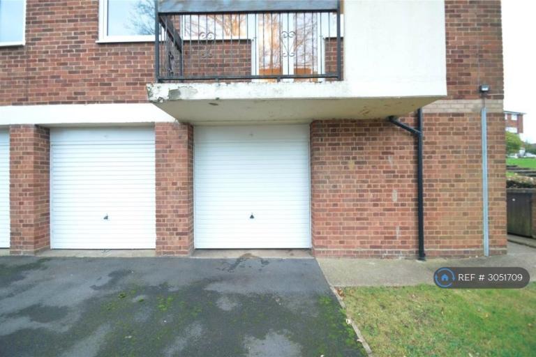 Flat Denham Close in Maidenhead