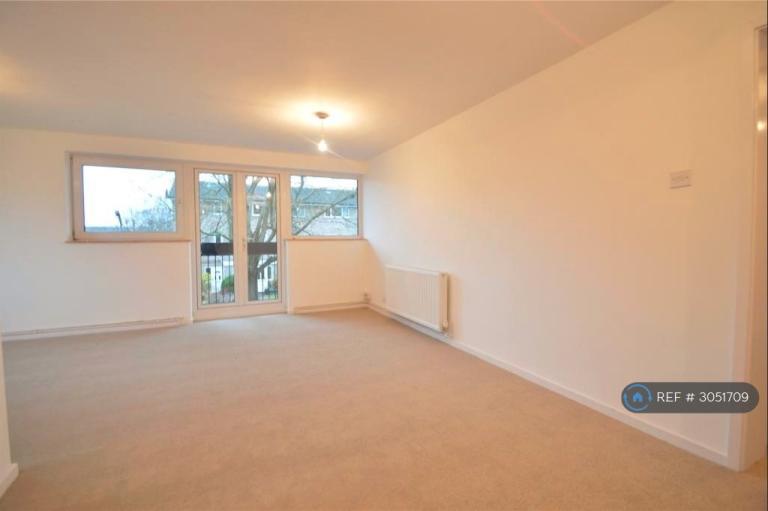 Flat Denham Close in Maidenhead
