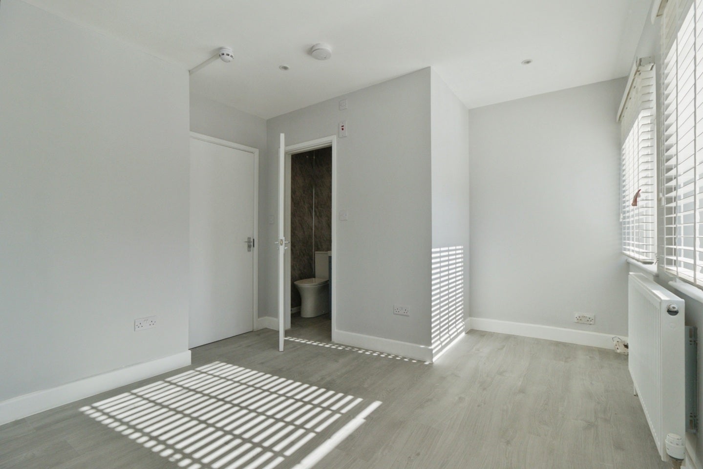 Flat Ambrooke Road in Greater London