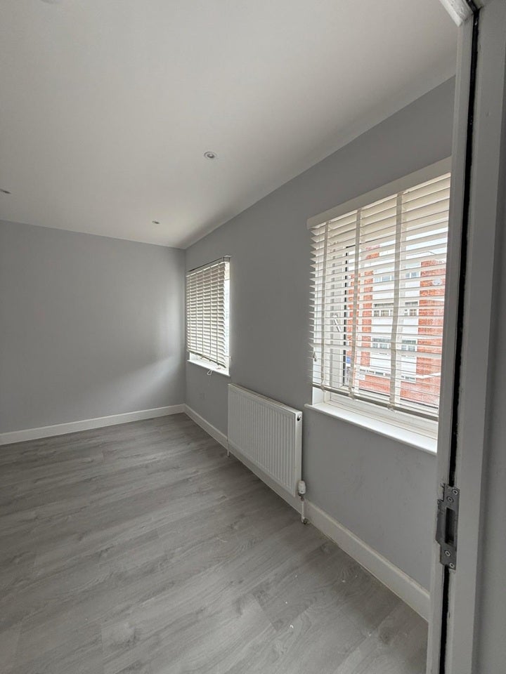 Flat Ambrooke Road in Greater London