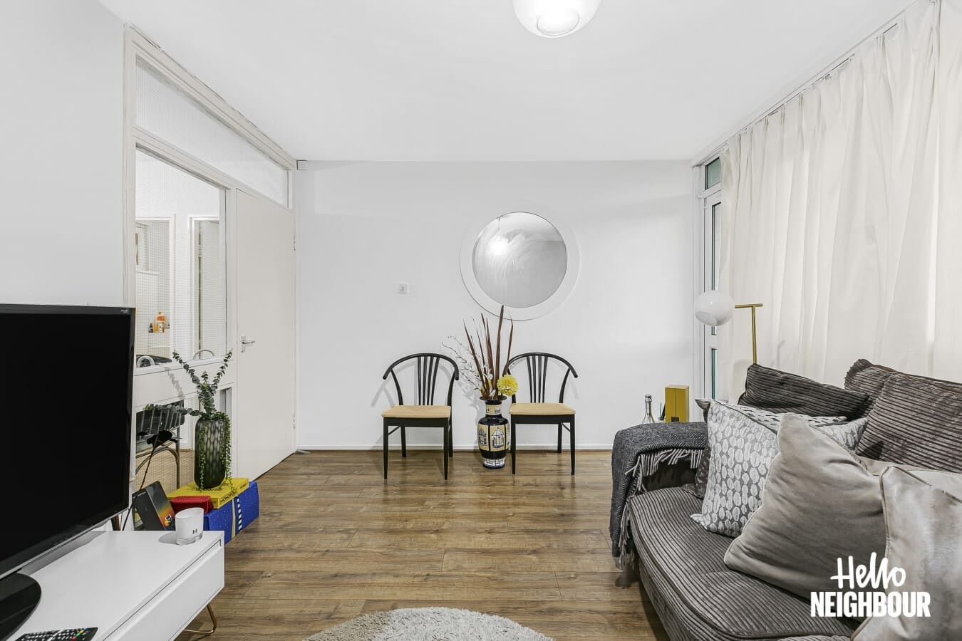 Flat Pedworth Gardens in Greater London