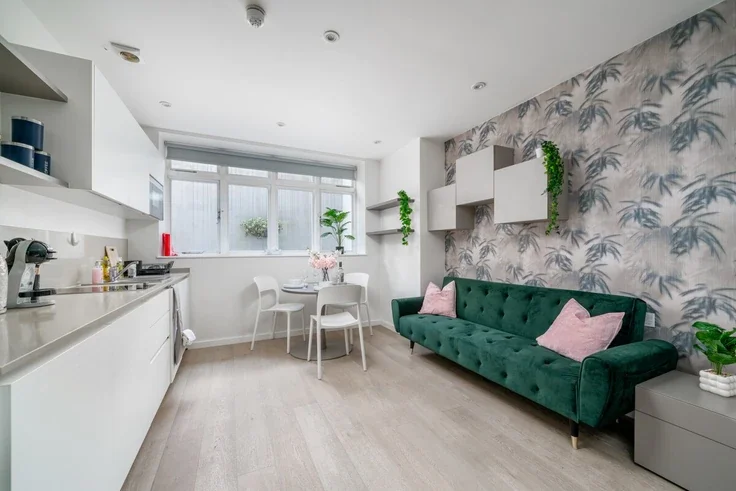 Flat Lymington Road in Greater London