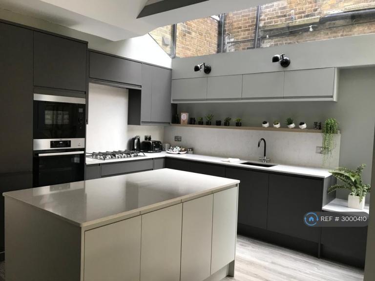 House Barcombe Avenue in Greater London