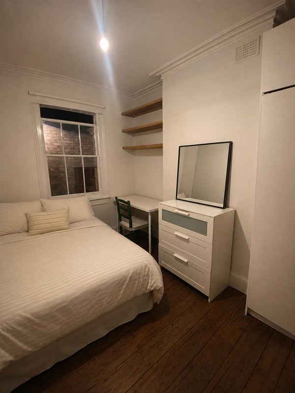 Flat Grayshott Road in Greater London