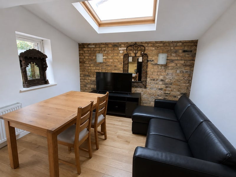 Flat Grayshott Road in Greater London