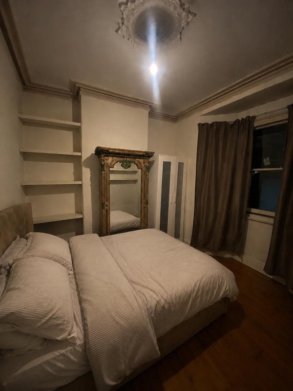 Flat Grayshott Road in Greater London