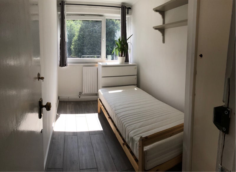 Room Weatherley Close in Greater London