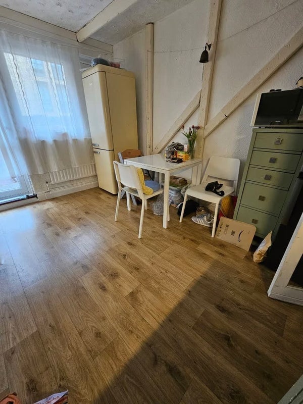 Room Weatherley Close in Greater London