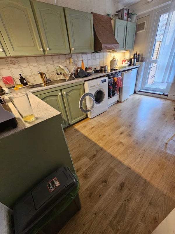 Room Weatherley Close in Greater London