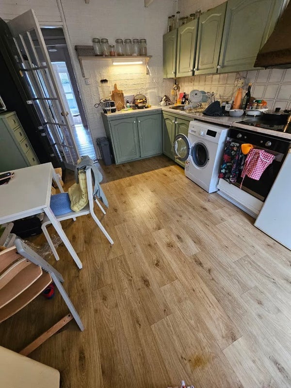 Room Weatherley Close in Greater London