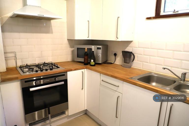 Flat Wandle Road in Greater London