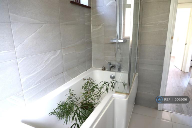 Flat Wandle Road in Greater London