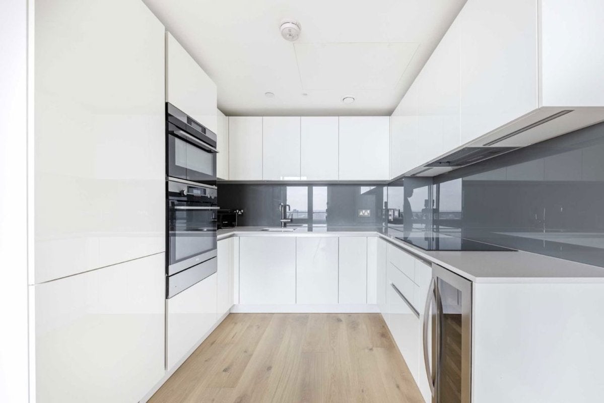 Flat Lombard Road in Greater London