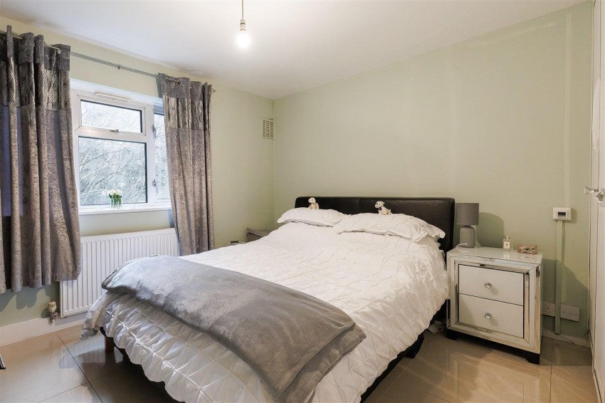 Flat Ladyshot in Harlow