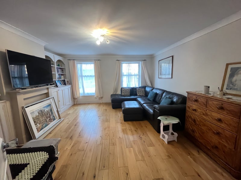 Room Pine Grove in Greater London