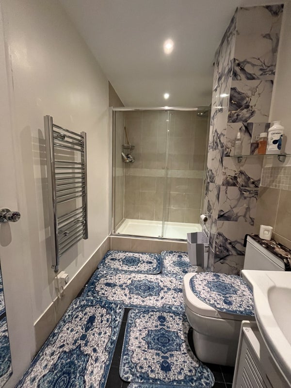 Room Pine Grove in Greater London