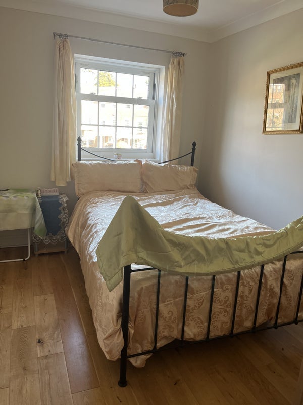 Room Pine Grove in Greater London