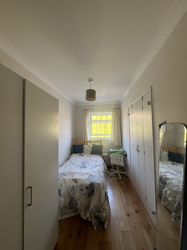 Room Pine Grove in Greater London